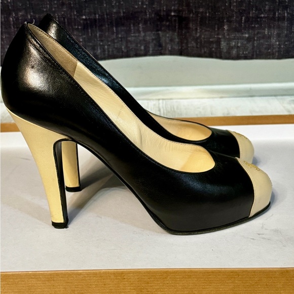 Vintage Chanel Black and White Pumps (8.5) - Picture 1 of 8